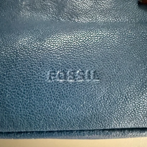 Fossil blue genuine leather crossbody bag with adjustable strap. Multi pocket - Picture 9 of 15